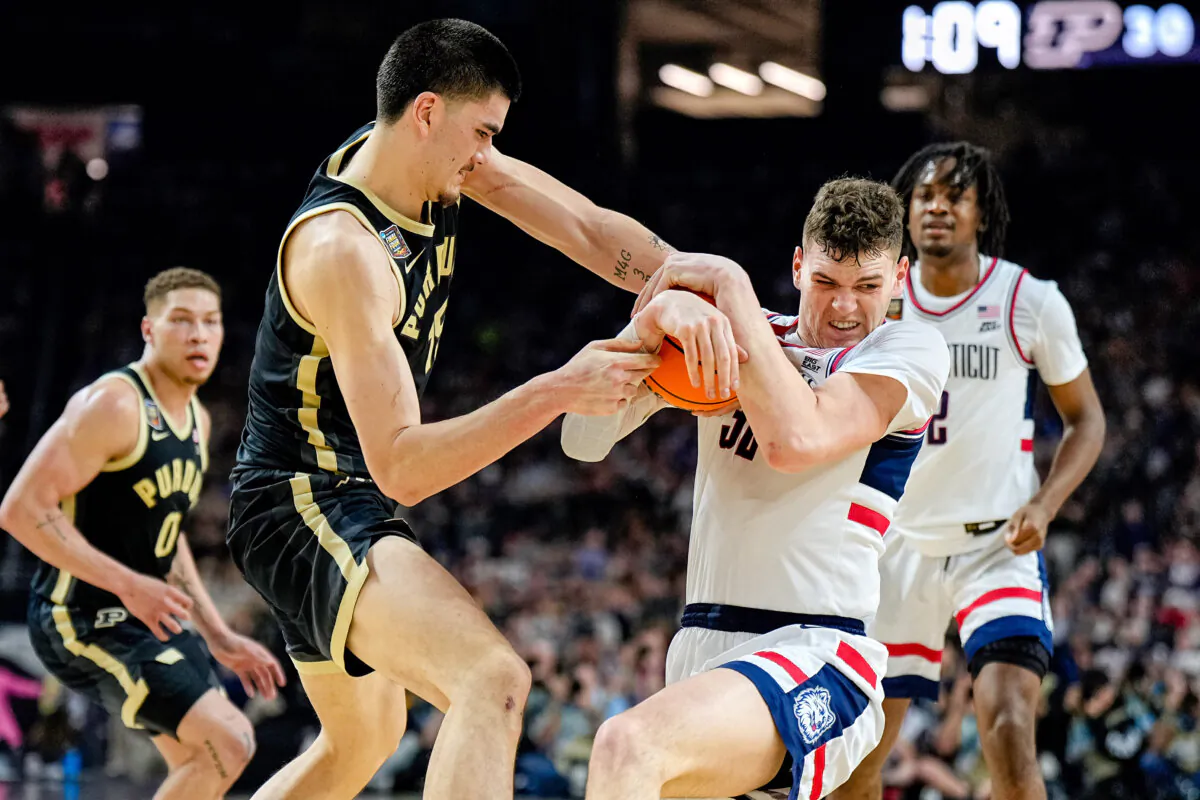 Purdue center Zach Edey (L) and UConn counterpart Donovan Clingan battle for the basketball during the NCAA championship game in Glendale, Ariz., on April 8, 2024. (Brynn Anderson/AP Photo)