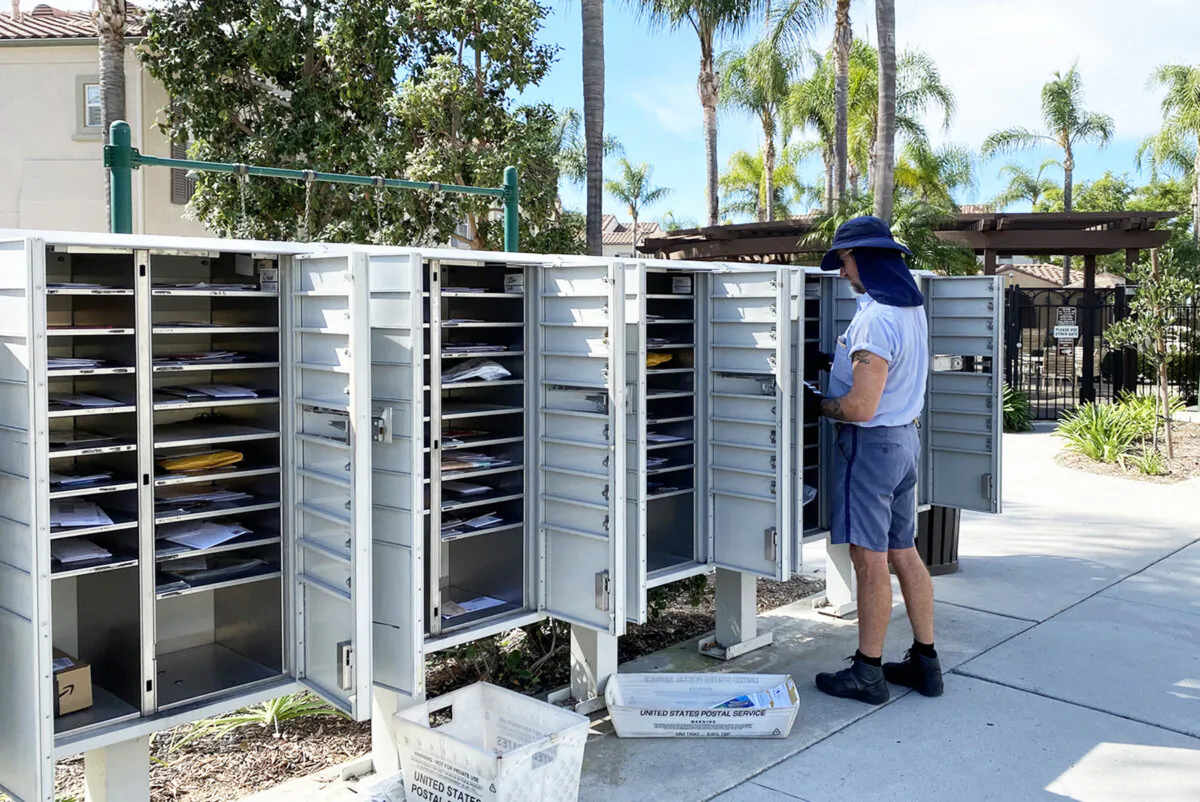 A post office worker delivers mail to a community in San Diego, Calif., on Oct. 1, 2021. (Jane Yang/The Epoch Times)