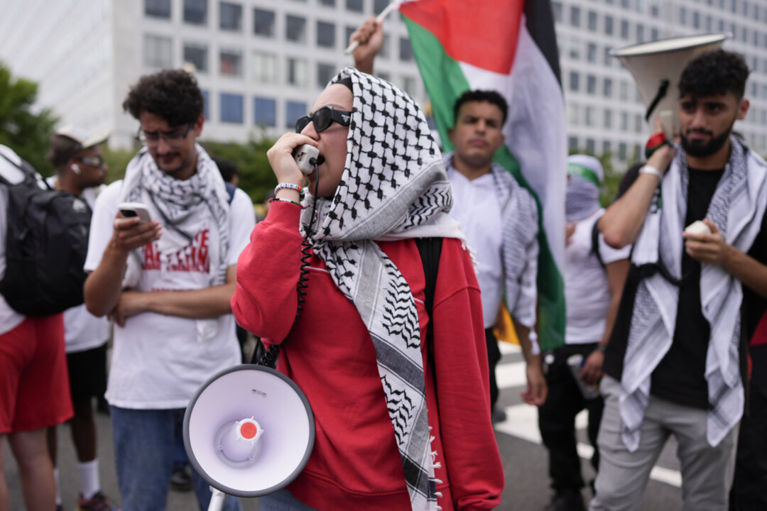 Lawmakers Replace Flags Amid Violent Protests