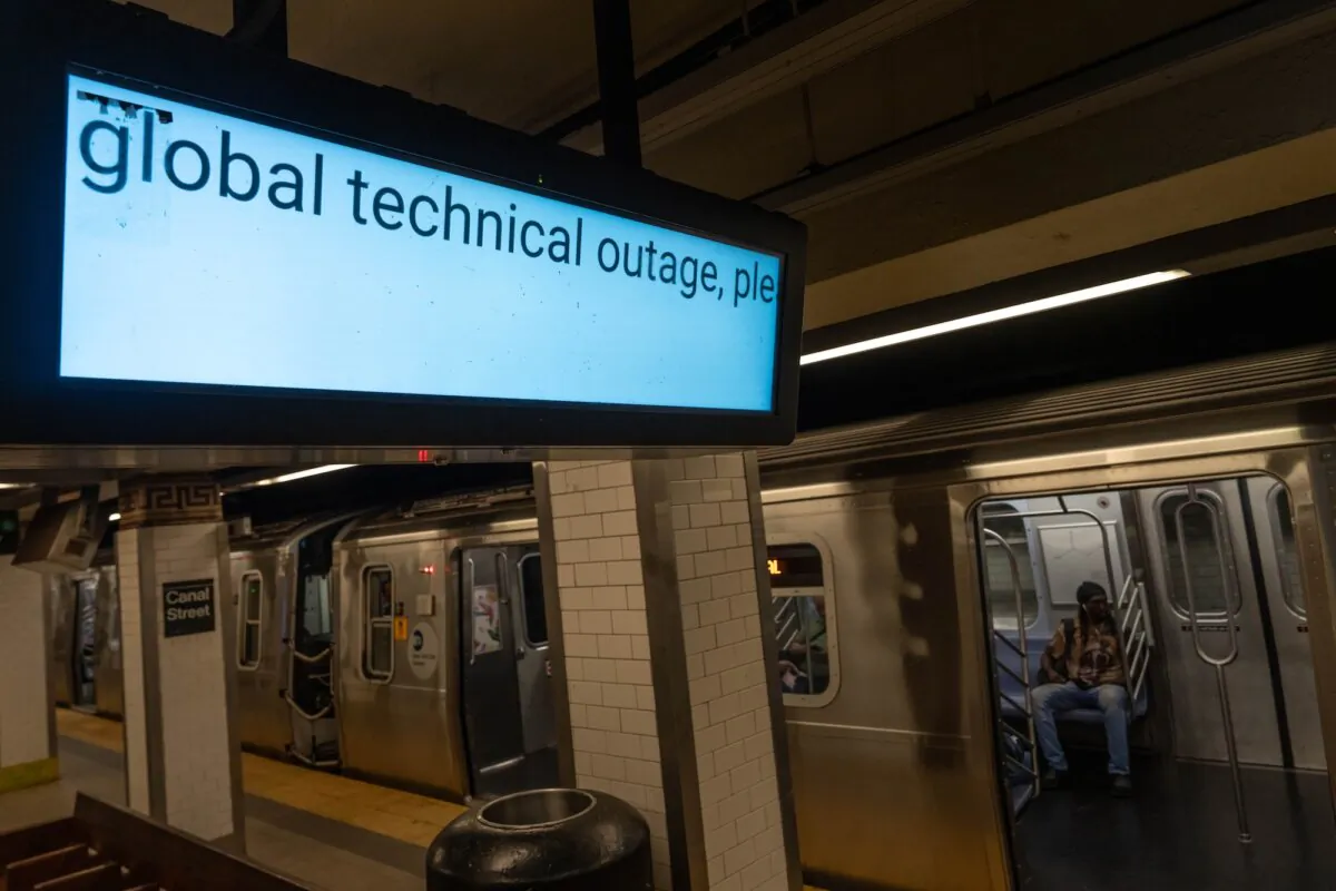 An information screen informs travelers that train information is unavailable due to a global technical outage, at Canal Street subway station, in New York City, on July 19, 2024. (Adam Gray/Getty Images)