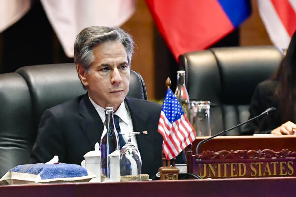 Blinken Raises US Concerns in Talk With China’s Foreign Minister in Laos