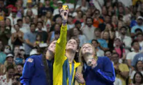 Kaylee McKeown Still Rules Olympic Backstroke, Beating Regan Smith in Women’s 100 Meters