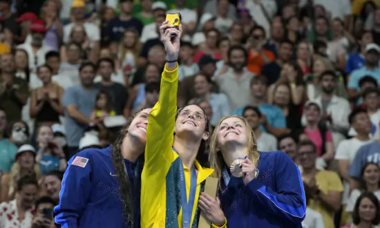 Kaylee McKeown Still Rules Olympic Backstroke, Beating Regan Smith in Women’s 100 Meters
