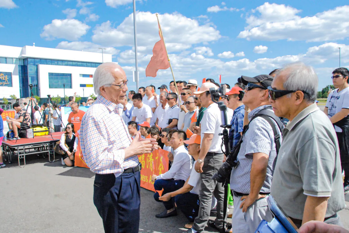 Ping-Teng Tan (L), who has been an executive of a number of organizations close to the Toronto Chinese Consulate, at a rally in Markham, Ont., on Aug. 11, 2019. The event aims to condemn the pro-democracy movement in Hong Kong. (Yi Ling/The Epoch Times)
