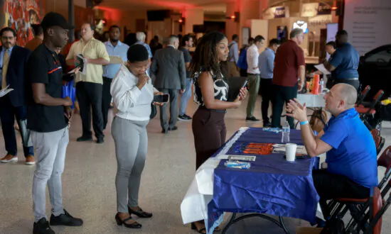 Jobless Claims at 11-Month High; Manufacturing Activity at 8-Month Low | Business Matters Full Broadcast (Aug. 1)