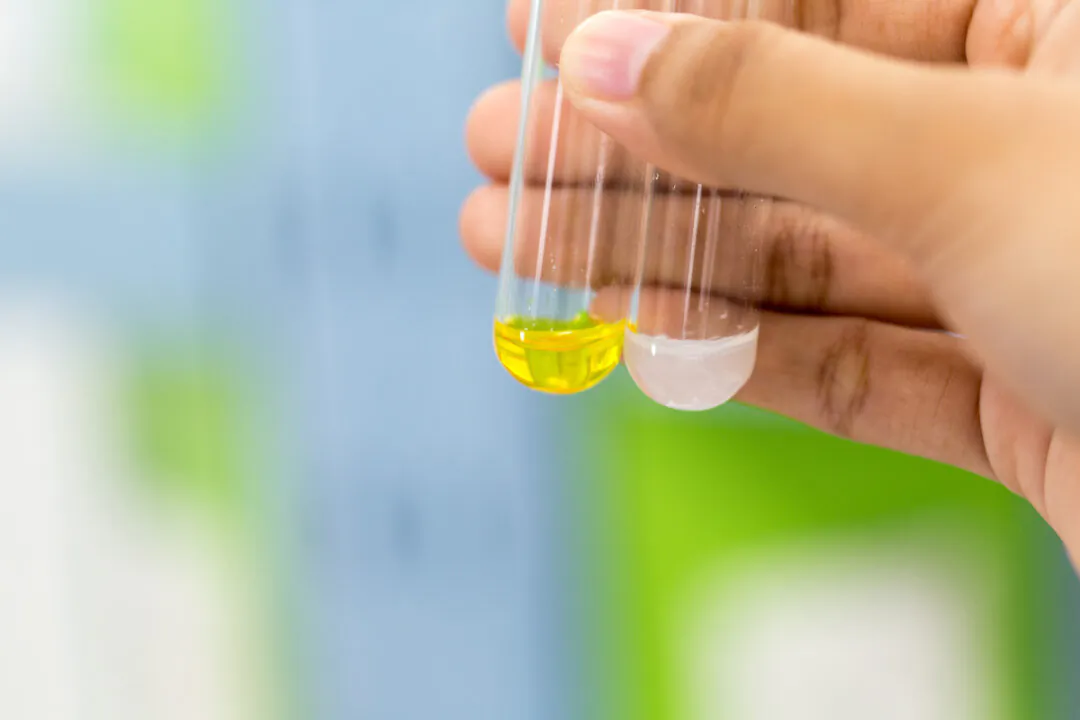 Cadmium ions in test tubes (Sinhyu Photographer).