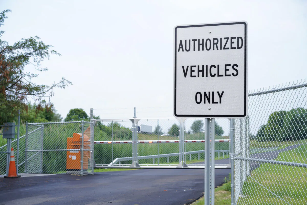 A new emergency access gate along Interstate 84 in the town of Wawayanda, N.Y., on Aug. 2, 2024. (Cara Ding/The Epoch Times)