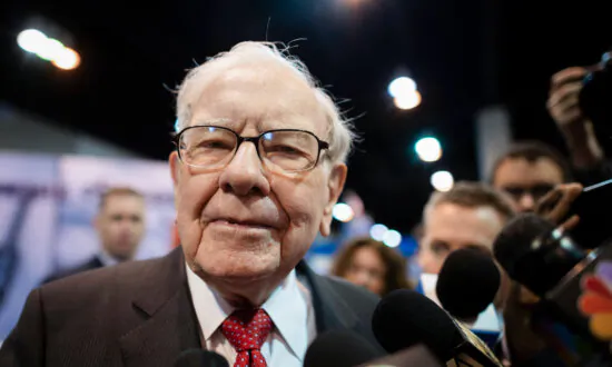 Buffett’s Berkshire Hathaway Posts Record Operating Profit, Grows Cash to $277 Billion