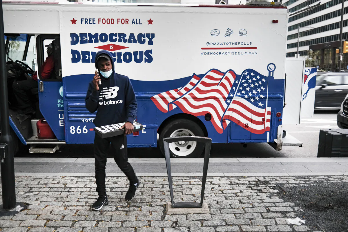 Free pizza is handed out as Americans vote in the presidential election in Philadelphia on Nov. 3, 2020. (Spencer Platt/Getty Images)