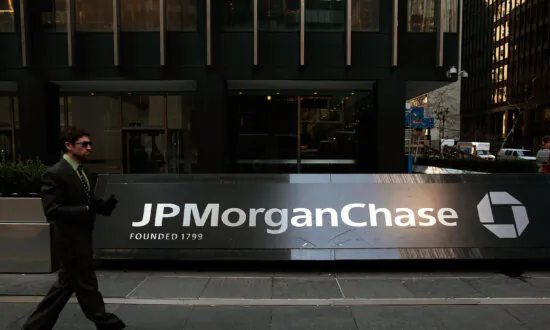 JP Morgan: Yen Carry Trade Unwind Only Half Done; Apple Could Be Hurt by Google Antitrust Case | Business Matters Full Broadcast (Aug. 6)