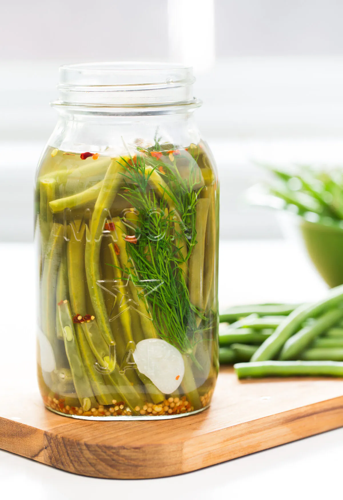 Turn fresh green beans into crisp and dill-flavored quick pickles. (Jeff Roffman/TNS)