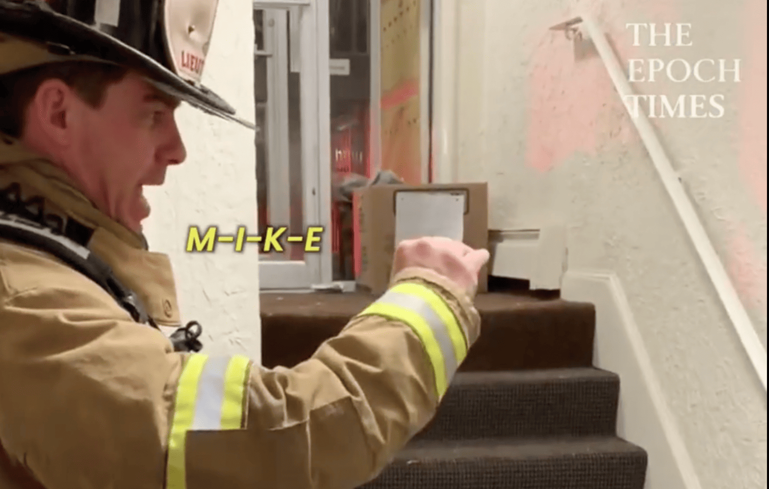 Fireman Communicates With Non-Verbal Kid in Sign Language | EpochTV