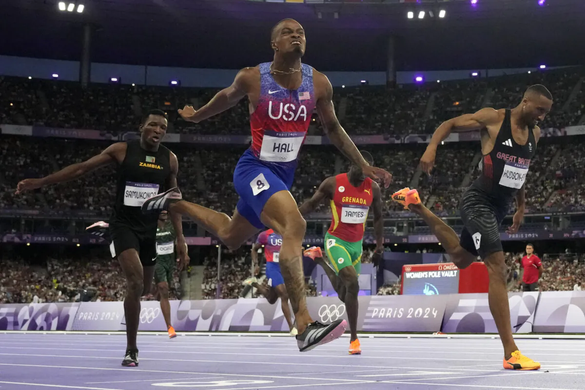 Quincy Hall (L) of the United States beats Matthew Hudson-Smith of Britain to win the men's 400-meter final at the Summer Olympics in Saint-Denis, France, on Aug. 7, 2024. (David J. Phillip/AP Photo)