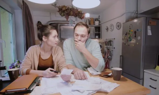 Highest US Household Debt Ever at $17.8 Trillion; Japan Backs Off on Interest Rate Hikes, Fearing Market Volatility | Business Matters Full Broadcast (Aug. 7)