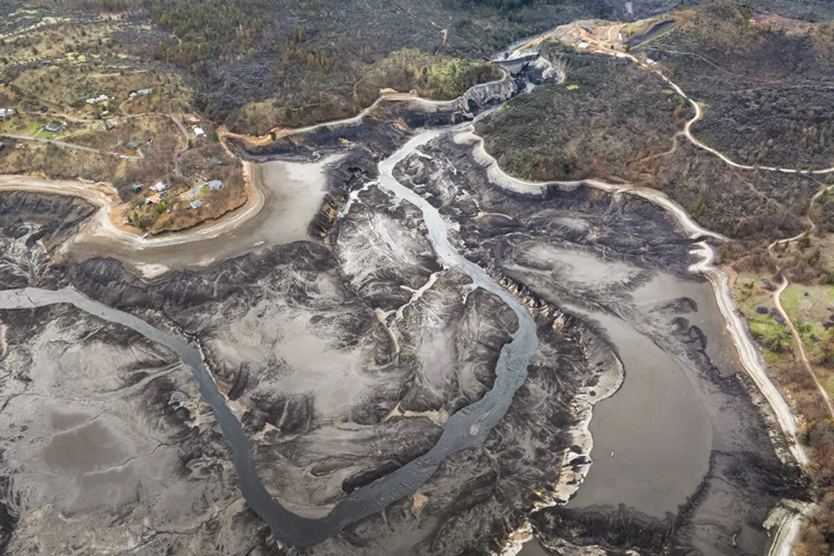 An aerial view of the empty reservoirs that once held water behind major dams on the Klamath River. (Bob Pagliuco/Office of Habitat Conservation)