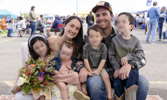Elderly Couple Pays for a Family’s Dinner After Coming Across ‘The Best Behaved Kids’—Mom Shares What Happened