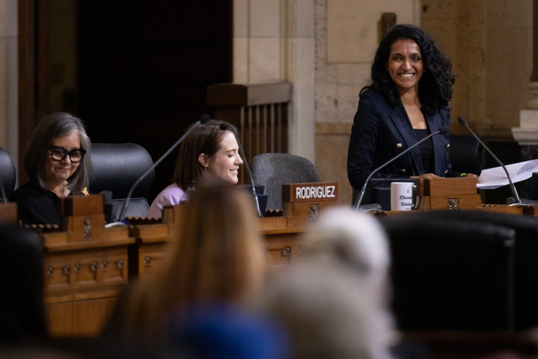 Conservative Firebrand Takes on Far-Left Rival in Fight for LA Mayor’s Seat