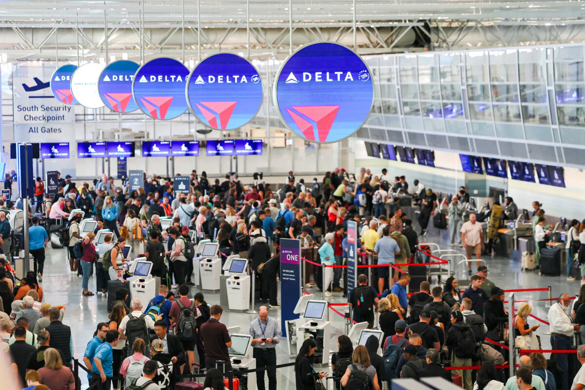 Delayed travelers wait in lines at Minneapolis-St. Paul International Airport after software issues delayed flights globally, July. 19, 2024, in Minneapolis. (AP Photo/Adam Bettcher)
