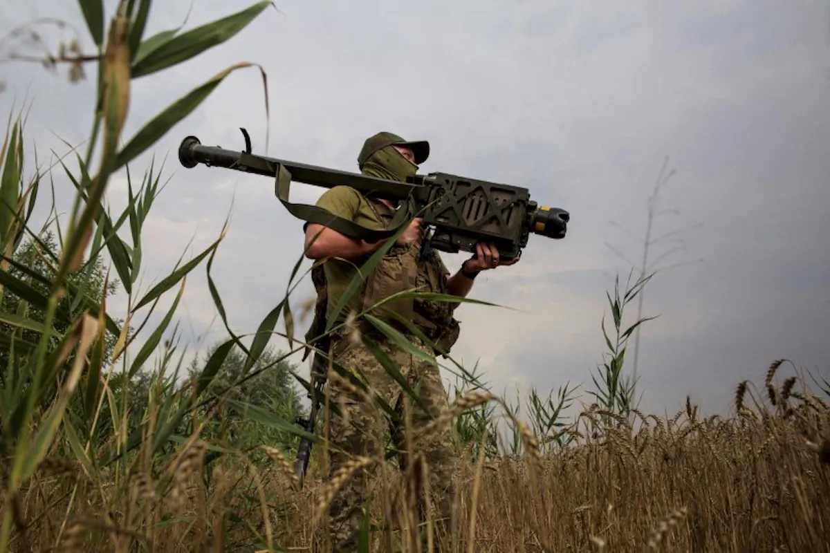 A Ukrainian serviceman holds a Stinger anti-aircraft missile at a position in a front line in the Mykolaiv region, Ukraine, on Aug. 11, 2022. (Anna Kudriavtseva/Reuters)