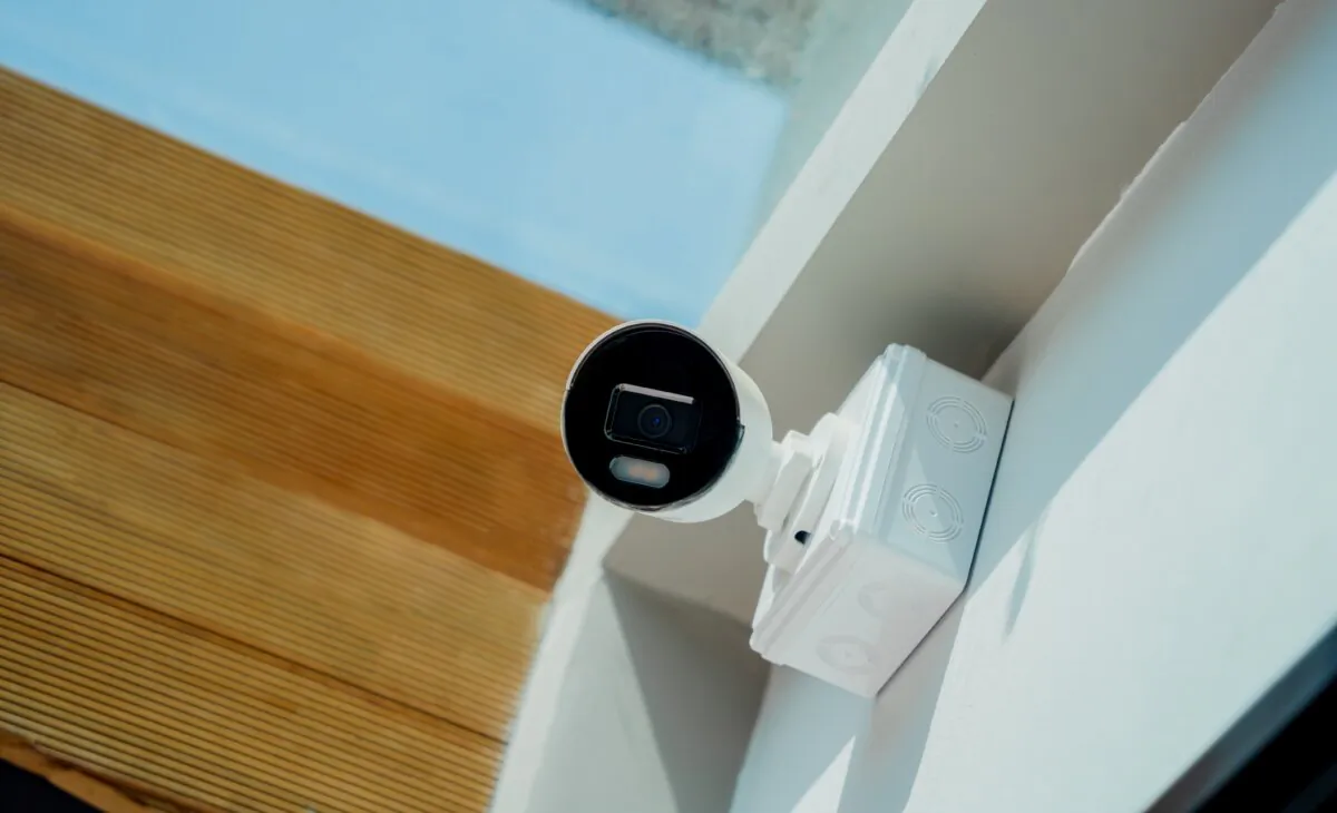 A CCTV camera on the wall of a building in a stock photo. (Shutterstock)