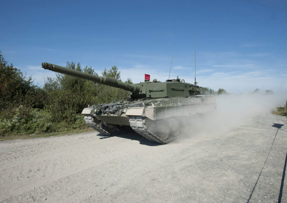 The Canadian Forces Leopard 2A4 tank makes its way onto the firing range for a demonstration at CFB Gagetown in Oromocto, N.B., on Sept. 13, 2012. (The Canadian Press/David Smith)