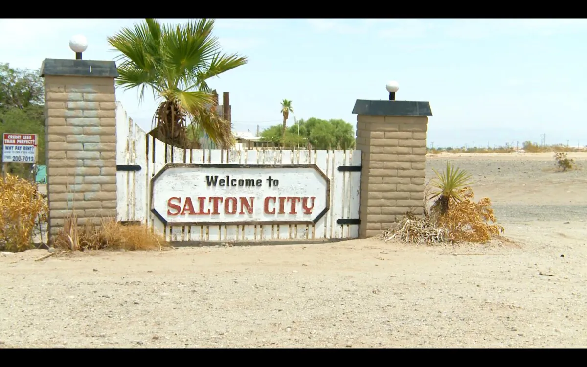 A Salton City sign on the beach in Salton City on Aug. 8, 2024. (Jimmy Ma/NTD)