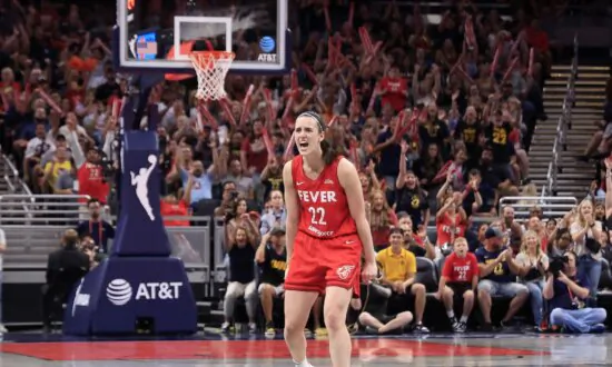 Caitlin Clark Scores 29 to Help Fever Fend Off Furious Mercury Rally in 98–89 Win
