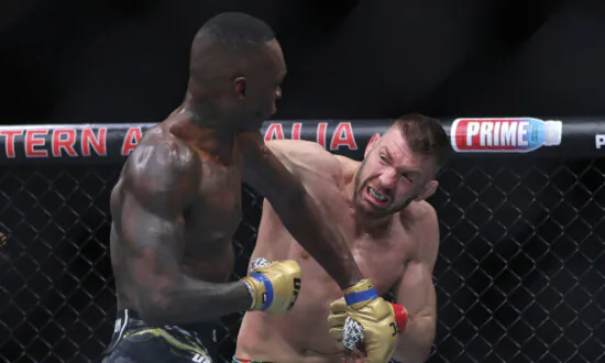 South Africa’s Du Plessis Retains Middleweight UFC Title