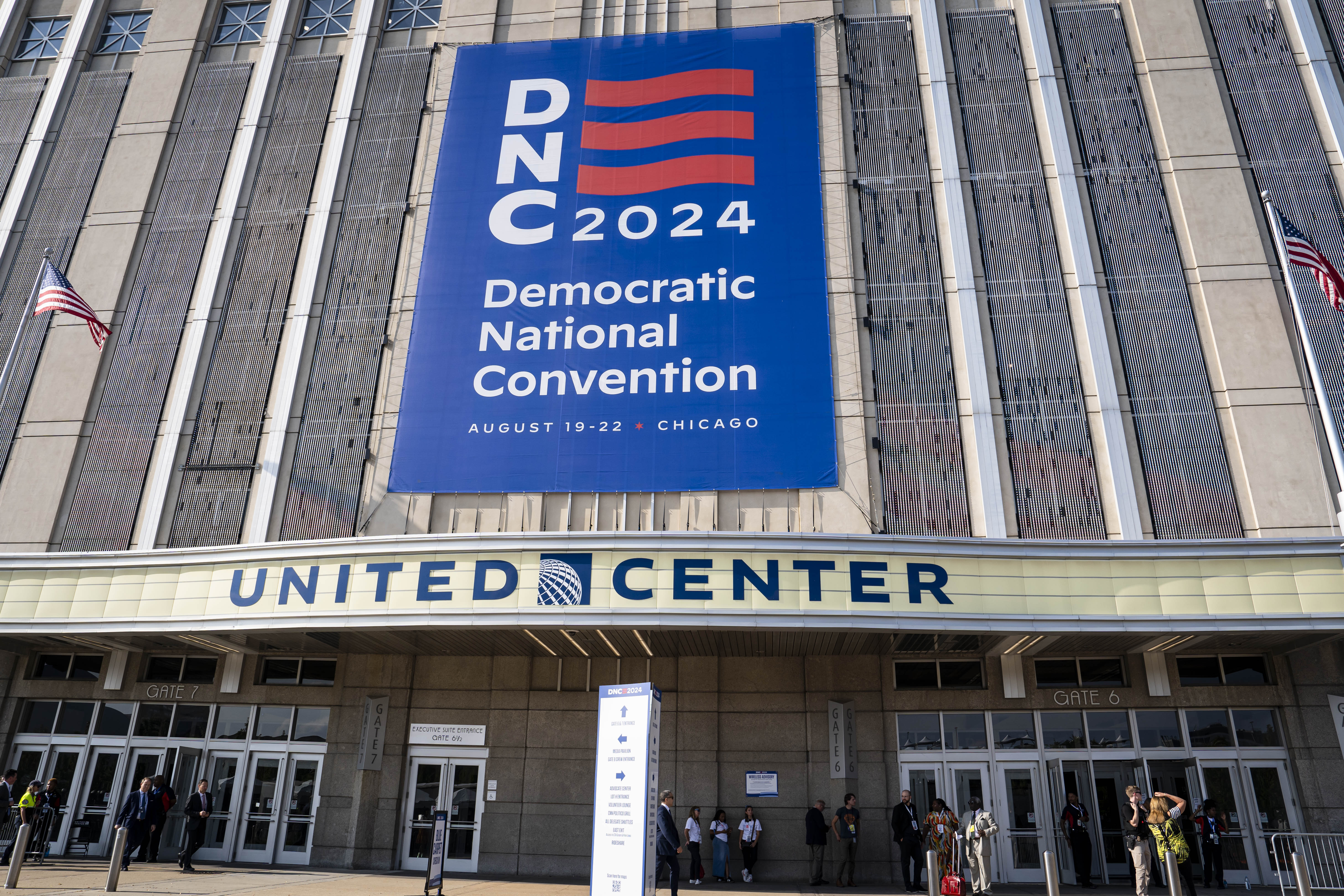 Delegates Arrive at the United Center for Day 2 of DNC EpochTV