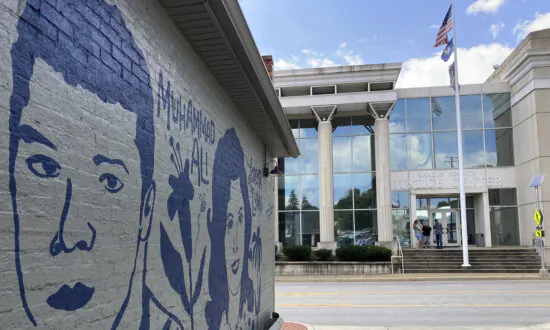 2 Dead, 1 Injured in Shooting Near Kentucky Courthouse, Suspect Shoots Self After Police Standoff