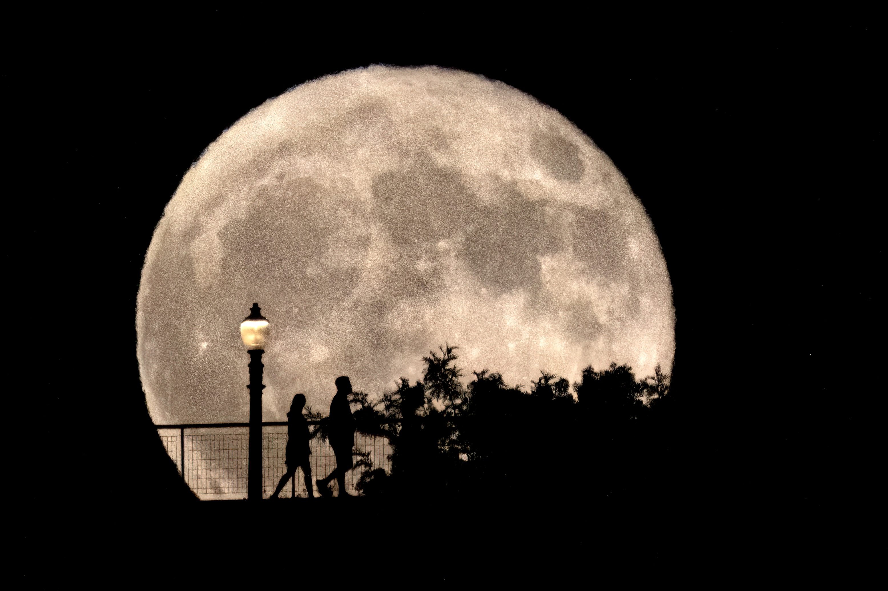 October’s Supermoon Rises Above UK Capital and Rio EpochTV