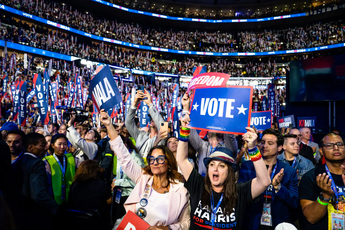 Delegates listen to former President Barack Obama speak during the second day of the Democratic National Convention (DNC) at the United Center in Chicago on Aug. 20, 2024. (Madalina Vasiliu/The Epoch Times) 