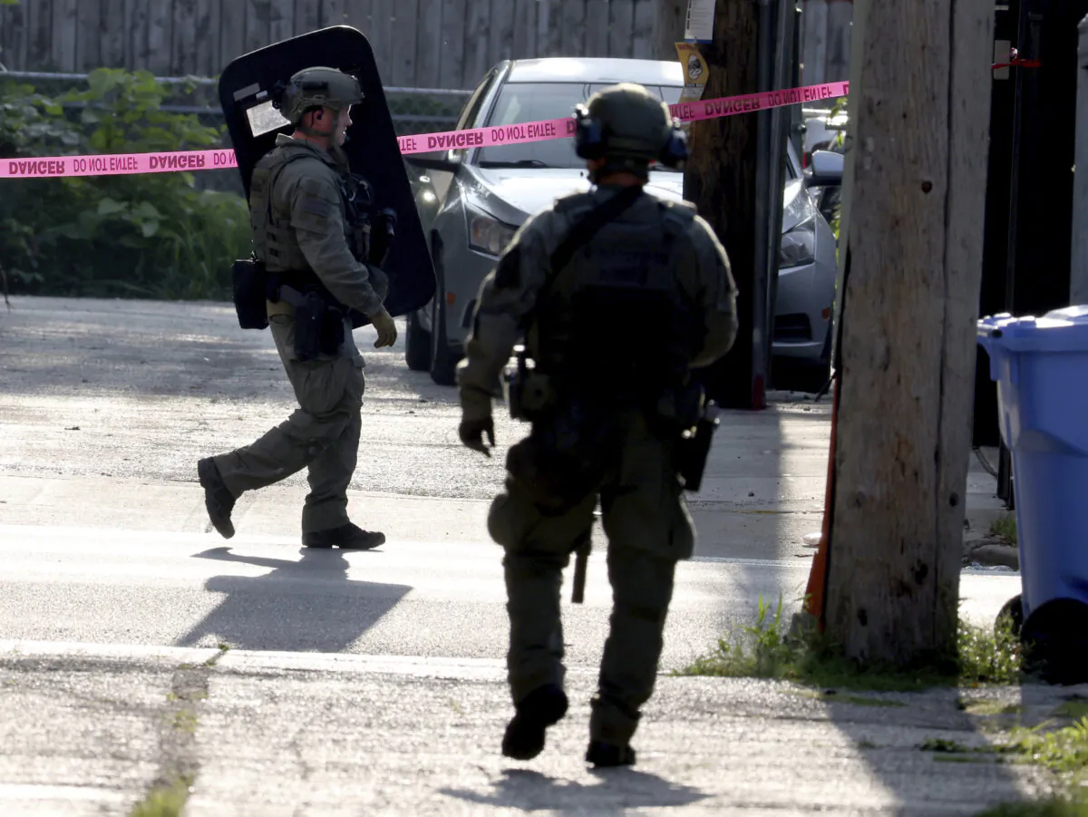 Chicago police SWAT officers on patrol during a standoff with a Mississippi escapee, Joshua Zimmerman, on Wednesday, Aug. 21, 2024. (Antonio Perez/Chicago Tribune via AP)