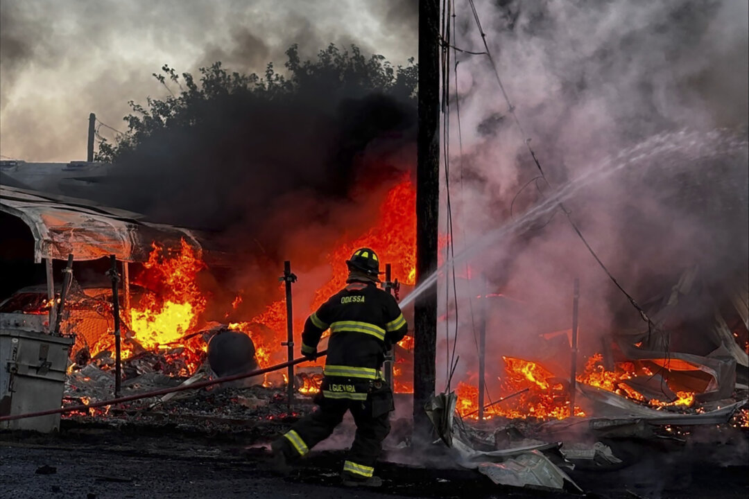 Fiery Plane Crash in West Texas Kills 2, Injures 1 | The Epoch Times