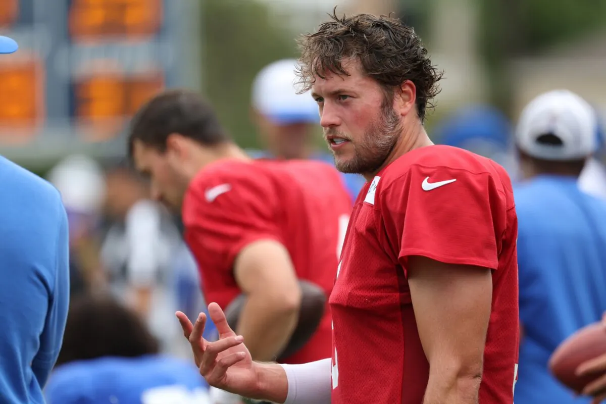Los Angeles Rams quarterback Matthew Stafford stands on a sideline during training camp in Los Angeles on Aug 1, 2024. (Kiyoshi Mio/USA TODAY via Field Level Media)