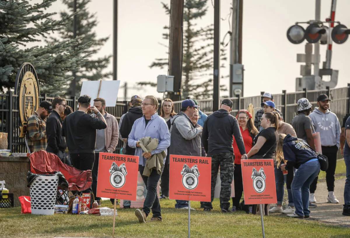 Teamsters Canada Rail Conference members picket outside Canadian Pacific Kansas City (CPKC) headquarters in Calgary, Alta., on Aug. 23, 2024. (The Canadian Press/Jeff McIntosh)