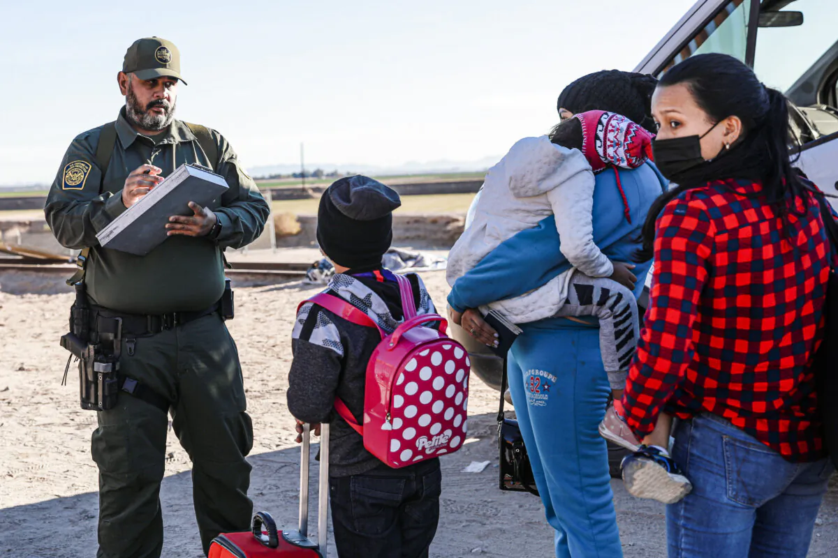 A Border Patrol agent with illegal immigrants in Yuma, Arizona, on Dec. 10 2021. (Charlotte Cuthbertson/The Epoch Times)