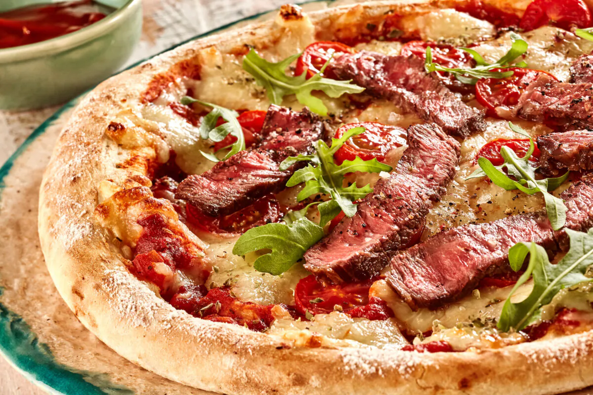 This steak and arugula pizza is one of the delicious pizzas you can make in the Ooni oven. (stockcreations/Shutterstock)