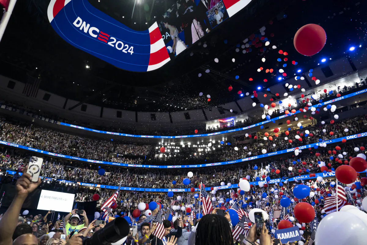 Balloons drop during the last day of the Democratic National Convention in Chicago on Aug. 22, 2024. (Madalina Vasiliu/The Epoch Times)