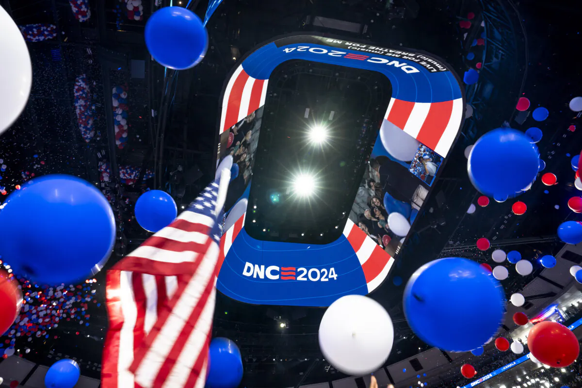 Balloons drop during the last day of the Democratic National Convention in Chicago on Aug. 22, 2024. (Madalina Vasiliu/The Epoch Times)