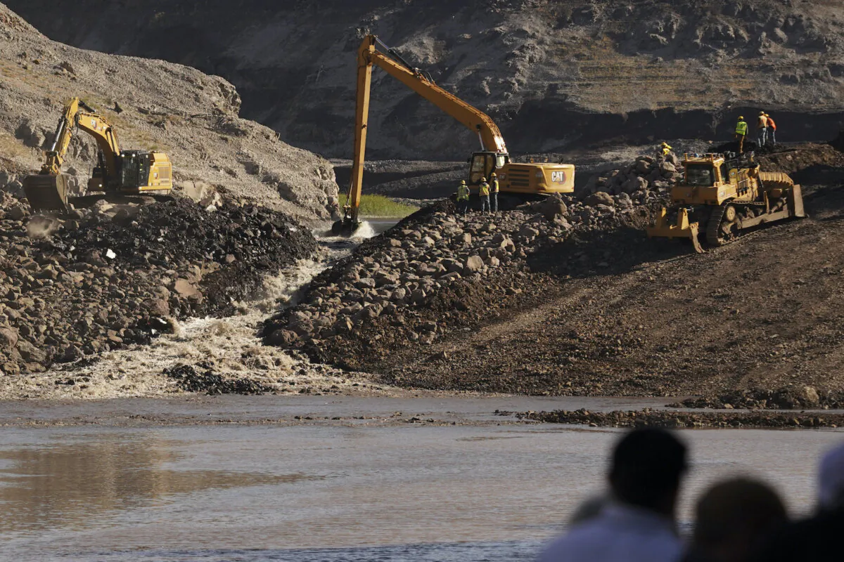 This image provided by Matthew John Mais shows crews working at the Iron Gate cofferdam site along the Klamath River in Siskiyou County, Calif., on Aug. 28, 2024. (Matthew John Mais via AP)
