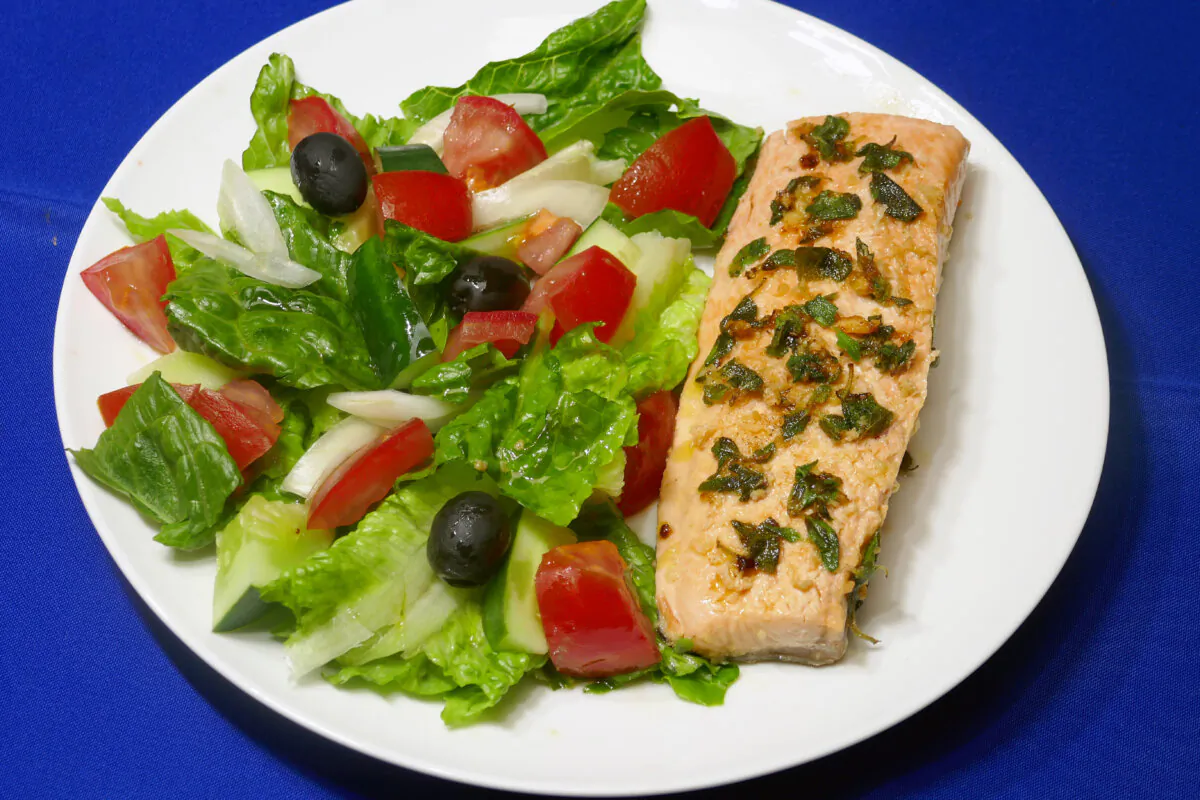 Greek salad with salmon sauteed in an olive oil, lemon and garlic sauce. (Linda Gassenheimer/TNS)