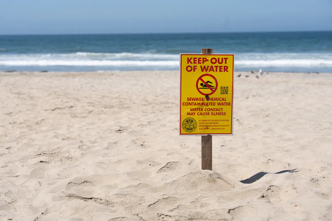 A closure sign at a beach in Imperial Beach, Calif., in southern San Diego County, in a file photo. (Jane Yang/The Epoch Times)