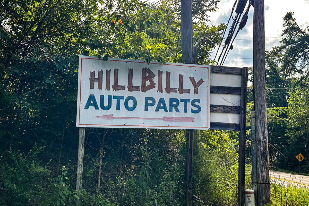A road sign at the foothills of the Great Smoky Mountains in Kodak, Tenn. (Darlene McCormick Sanchez/The Epoch Times)