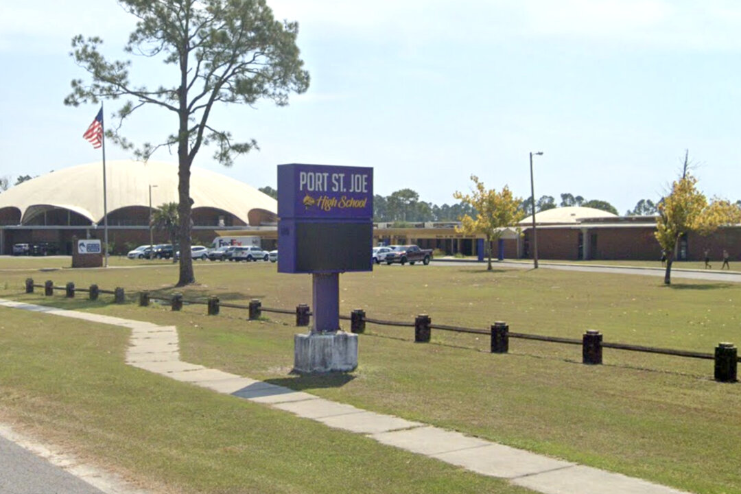 Florida High School Football Player Dies After Collapsing During Game ...
