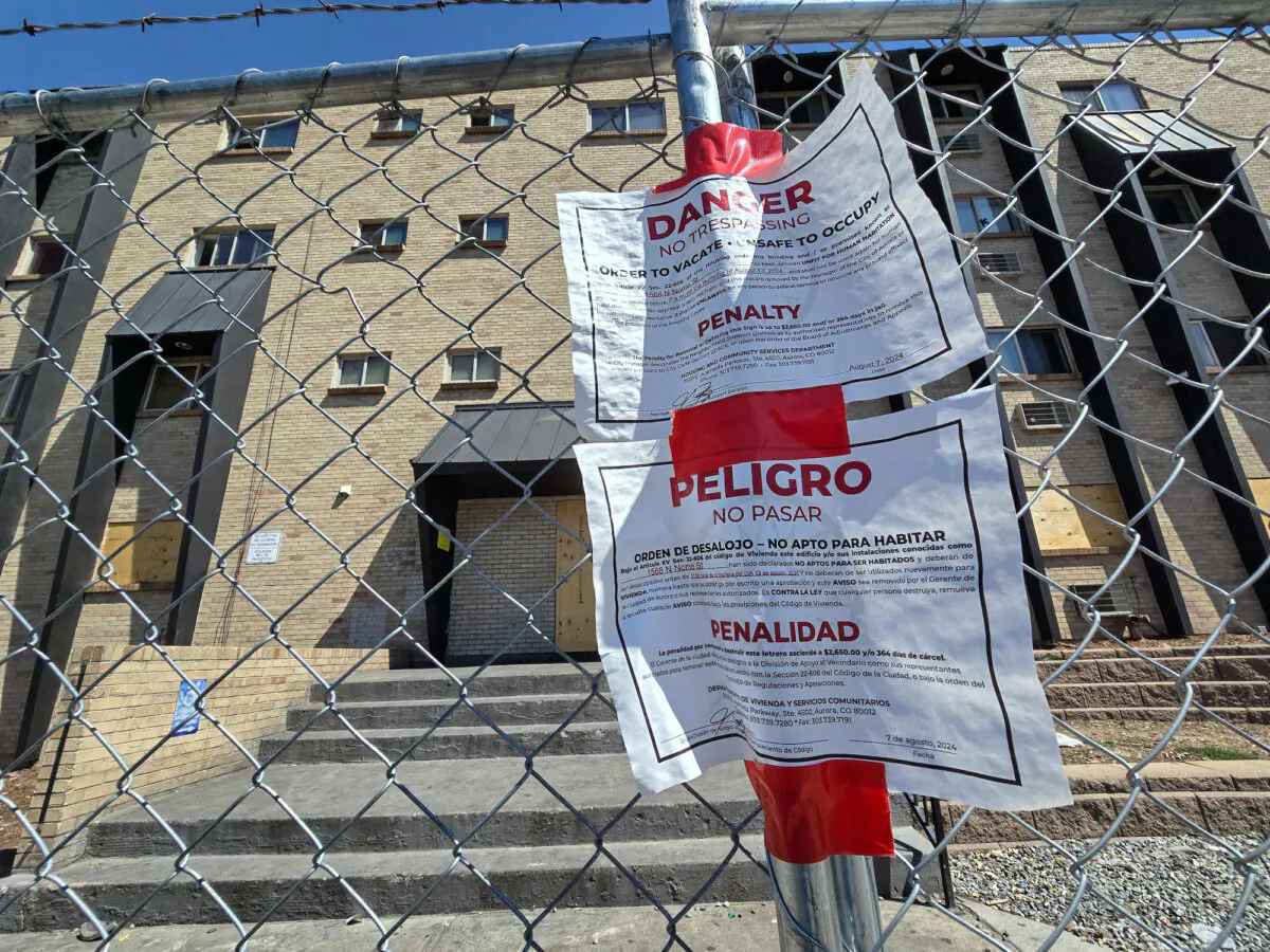 An apartment building complex on Nome Street in Aurora, Colo., was recently shut down by the city over code violations. Residents say the building was a hotspot for migrant gang activity. Photo taken on Aug. 30, 2024. (Allan Stein/The Epoch Times)