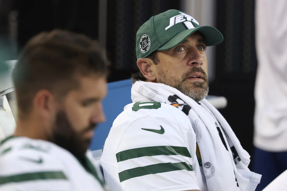 New York Jets quarterback Aaron Rodgers (R) sits on the bench during the second half of an NFL football game against the San Francisco 49ers in Santa Clara, Calif., on Sept. 9, 2024. (Jed Jacobsohn/AP Photo)