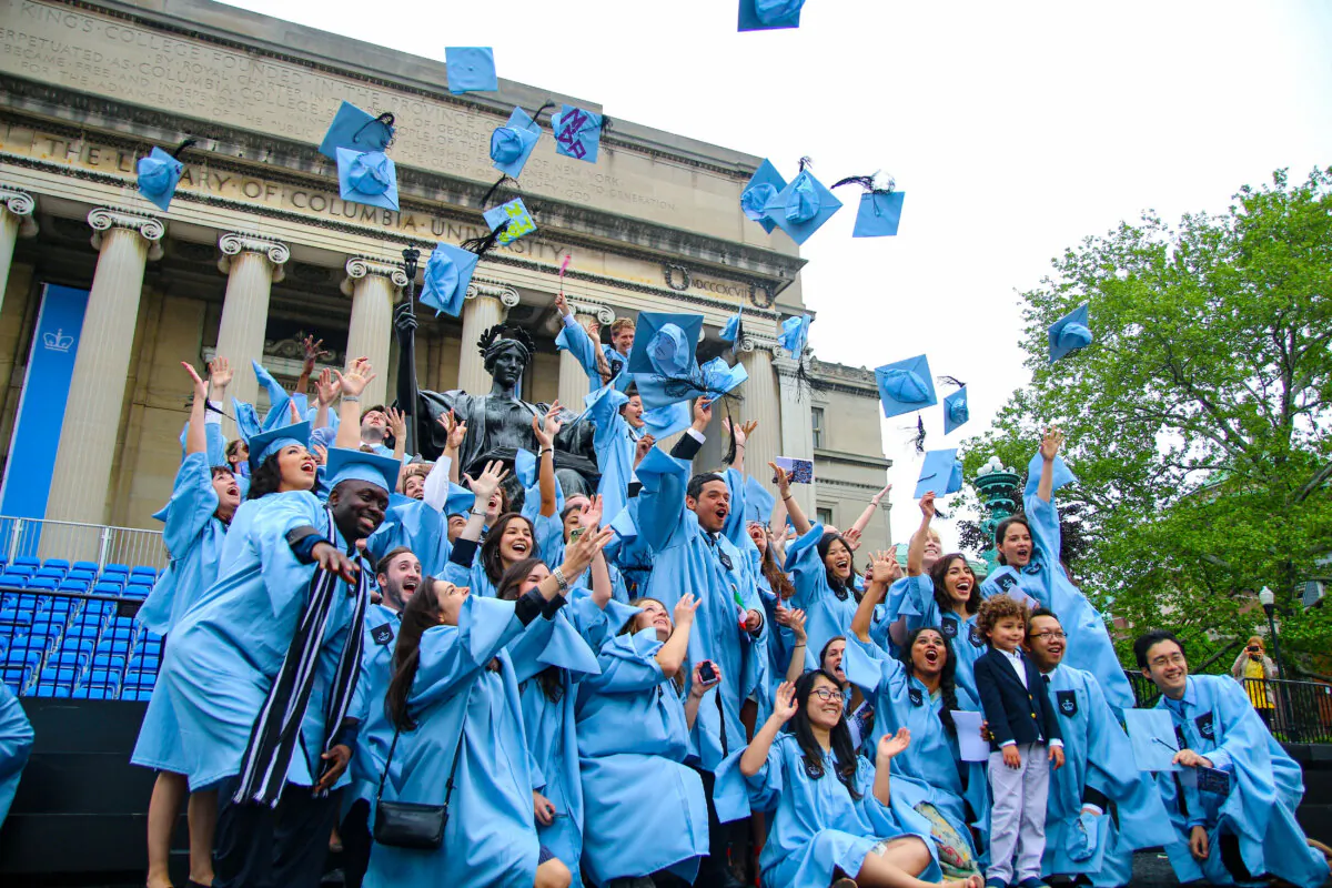 Students of Columbia University's School of International and Public Affairs celebrate graduation on May 22, 2014. (Allen Xie/The Epoch Times)