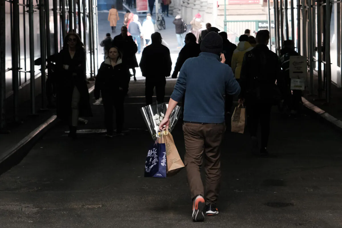 A man carries a shopping bag along a street in New York City on Feb. 14, 2023. (Spencer Platt/Getty Images)