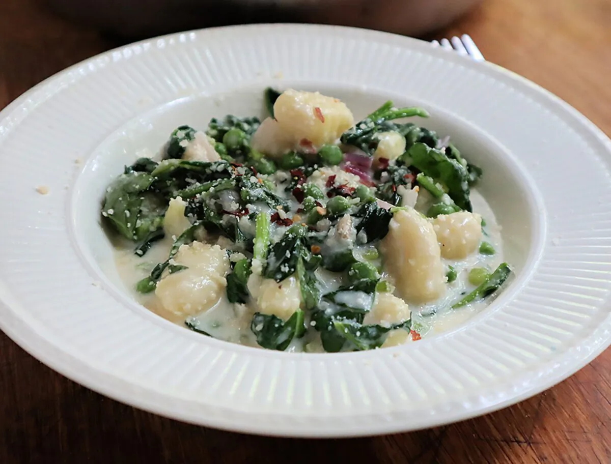 You won't miss the wheat in this gluten-free gnocchi tossed with spinach and peas in a lemony cream sauce. (Gretchen McKay/TNS)
